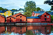 Porvoo (Borgà), gli antichi magazzini rosso ruggine allineati lungo le rive del fiume Porvoonjoki, vera icona della città. 